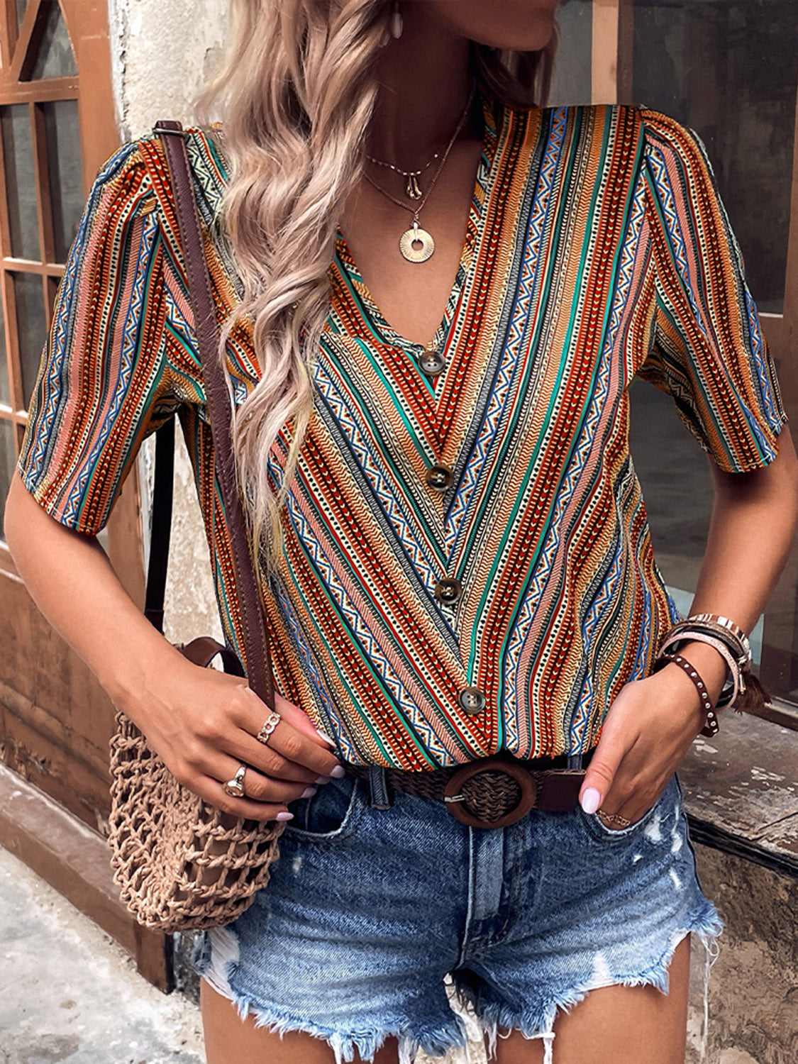 This is the perfect Printed V-Neck Button-Up Short Sleeve Top