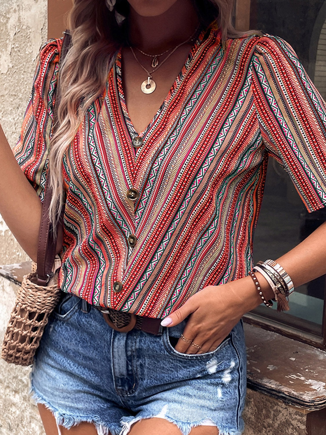 This is the perfect Printed V-Neck Button-Up Short Sleeve Top